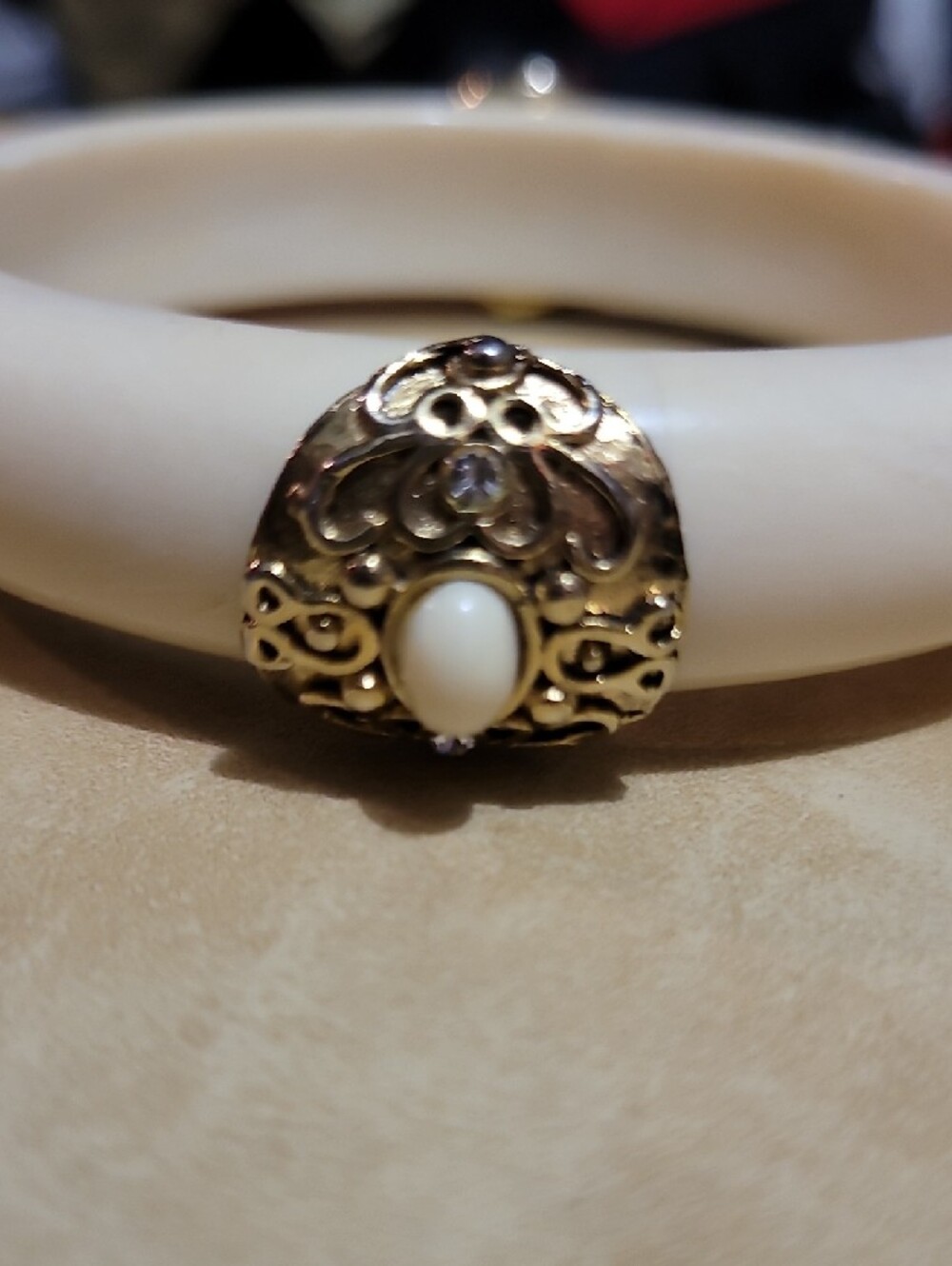Source Unknown White Bangle with Gold Accents - Picture 2 of 6